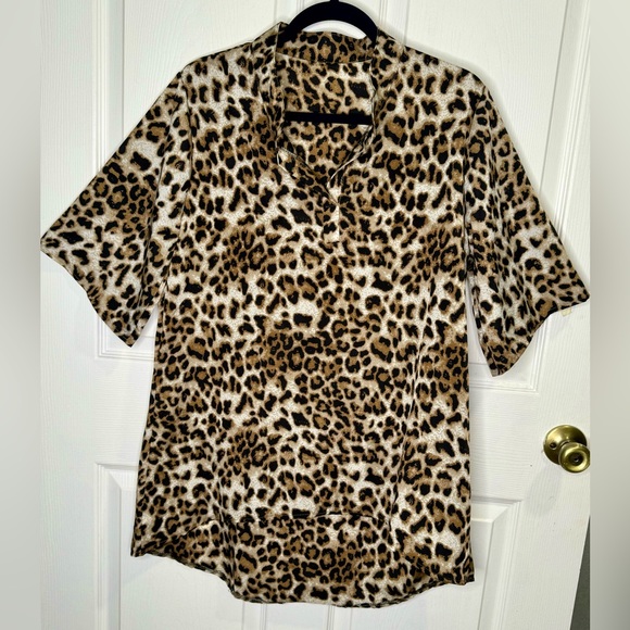 Tops - NWOT 3/4 Sleeve Leopard Print Hi-Low Hem, Split Neck Tunic Blouse. Size L.